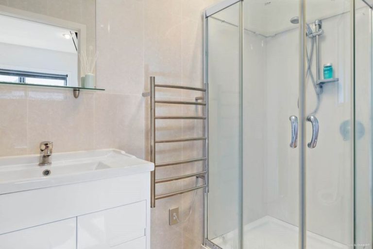 Photo of property in 1/3 Holt Avenue, Torbay, Auckland, 0630