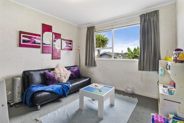 Photo of property in 17 Roick Parade, Glen Eden, Auckland, 0602