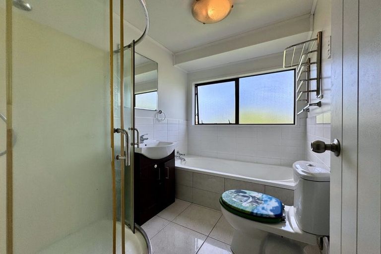 Photo of property in 21 Oreil Avenue, West Harbour, Auckland, 0618