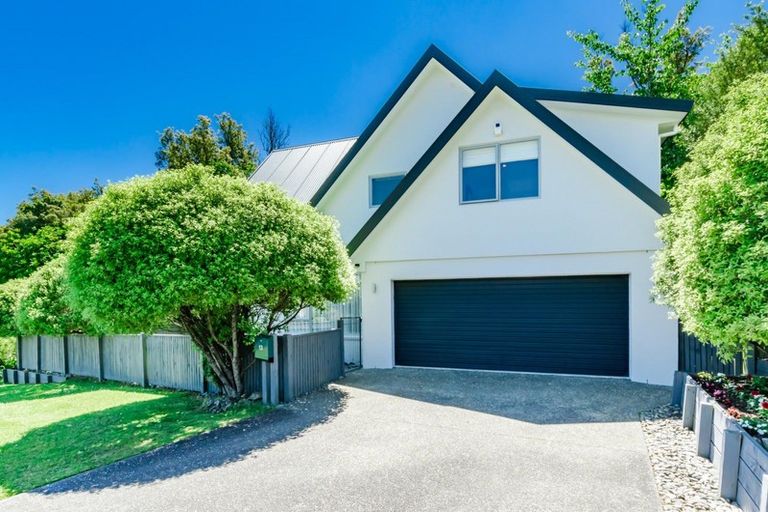 Photo of property in 13 Kakariki Grove, Waikanae, 5036