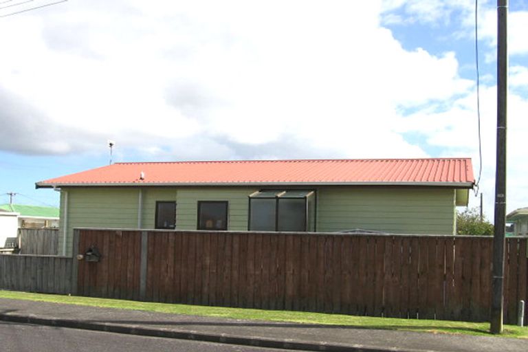 Photo of property in 2a Rixon Place, Te Atatu Peninsula, Auckland, 0610