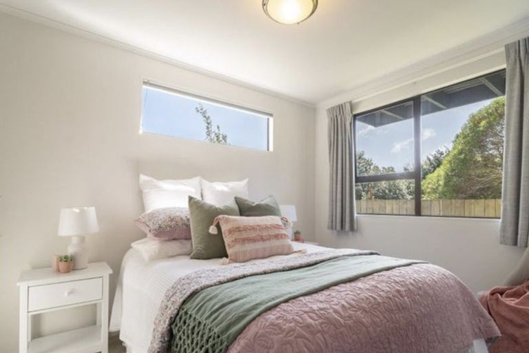 Photo of property in 44 Colchester Crescent, Newlands, Wellington, 6037