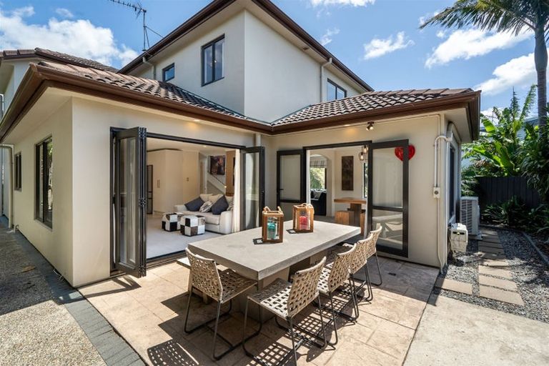 Photo of property in 8a Lupetti Rise, West Harbour, Auckland, 0618