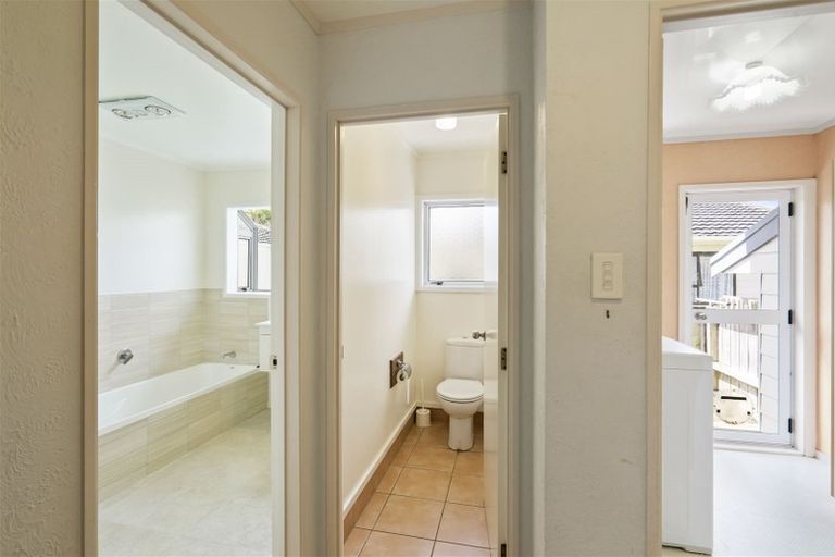 Photo of property in 8 Darcy Place, Massey, Auckland, 0614