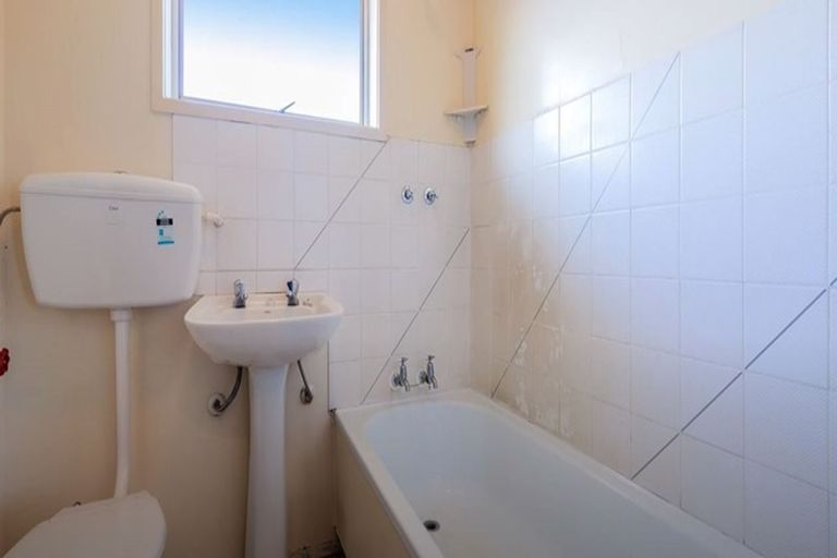 Photo of property in 2/10 Lambrown Drive, Totara Vale, Auckland, 0629