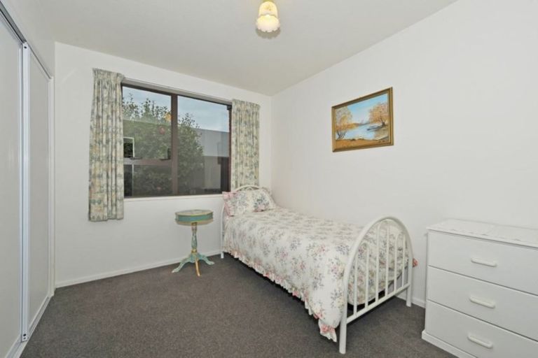 Photo of property in 2/20 Kirsten Place, Parklands, Christchurch, 8083