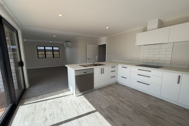 Photo of property in 143 Otuwairoa Esplanade, Opaheke, 2113