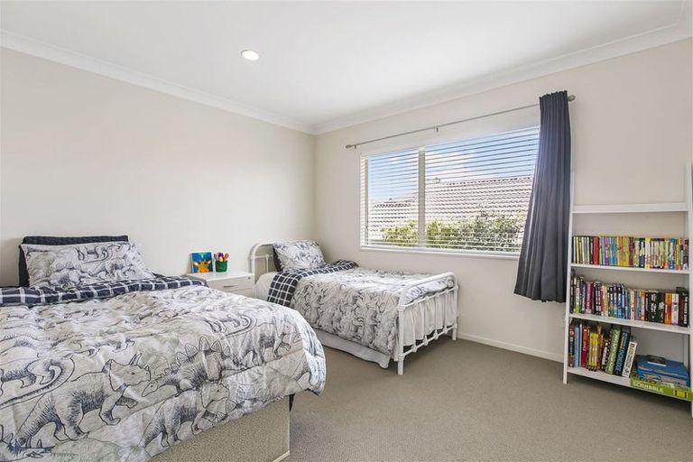 Photo of property in 2/20 Penruddocke Road, Half Moon Bay, Auckland, 2012