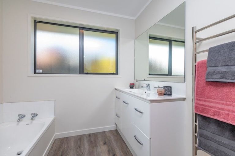 Photo of property in 76 Kapanui Road, Waikanae, 5036