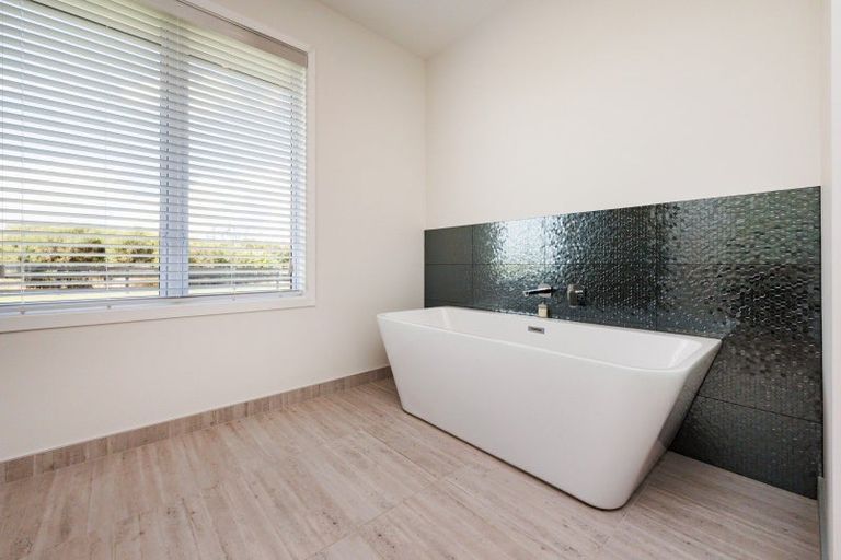 Photo of property in 33 Hartwell Drive, Kelvin Grove, Palmerston North, 4470