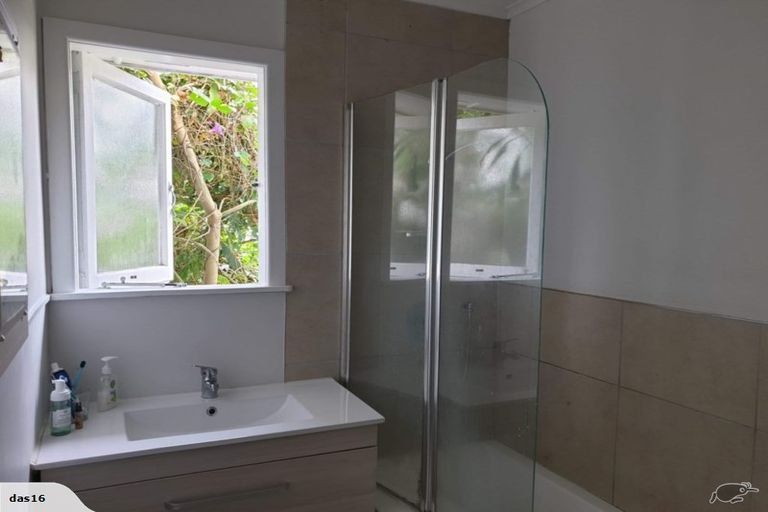 Photo of property in 19 Lynwood Road, New Lynn, Auckland, 0600