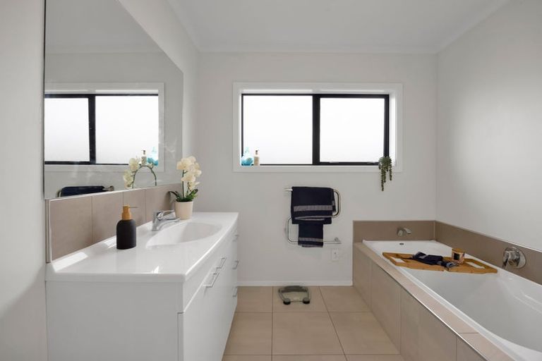 Photo of property in 37 Dillon Drive, Bell Block, New Plymouth, 4312