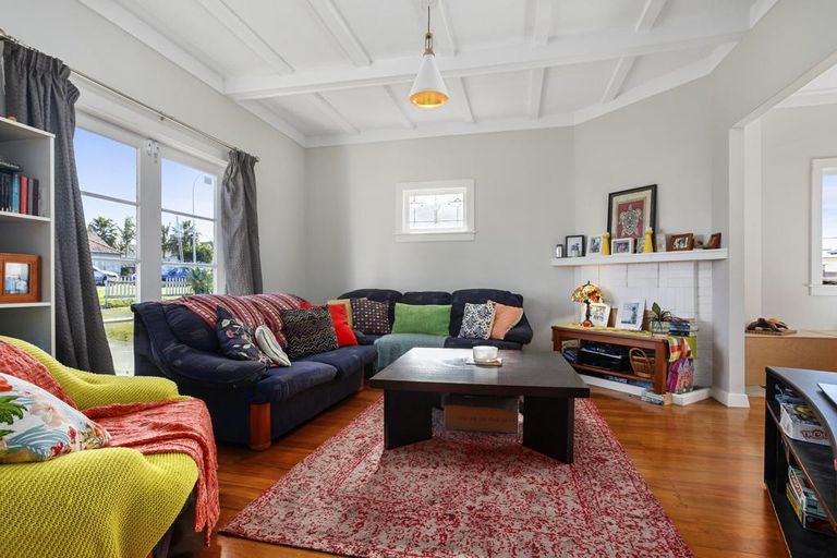 Photo of property in 4 Fruitvale Road, New Lynn, Auckland, 0600