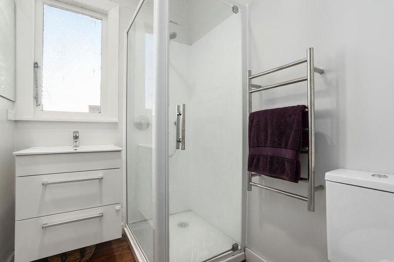 Photo of property in 4 Fruitvale Road, New Lynn, Auckland, 0600