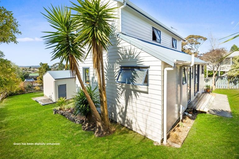 Photo of property in 5 Lorena Place, West Harbour, Auckland, 0618