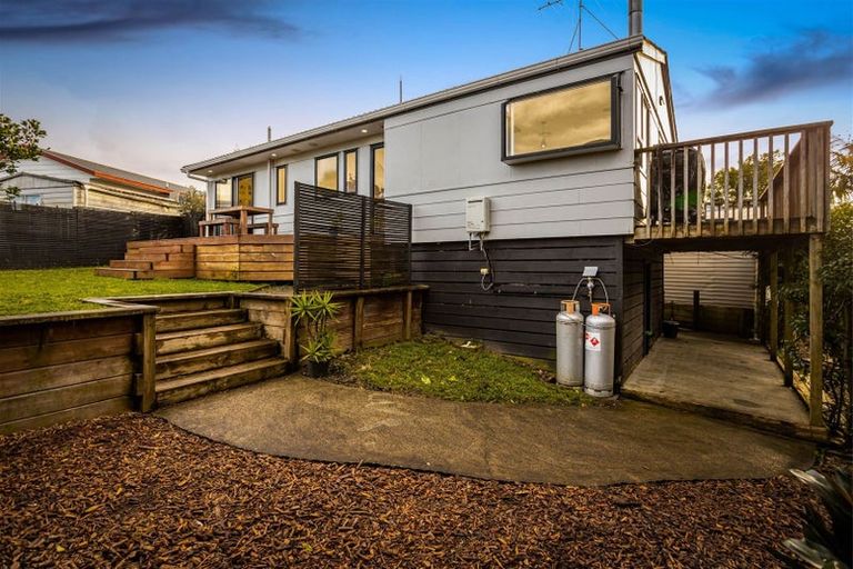 Photo of property in 5 Lowell Place, Massey, Auckland, 0614