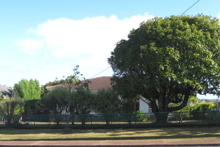 Photo of property in 76 Pupuke Road, Hillcrest, Auckland, 0627