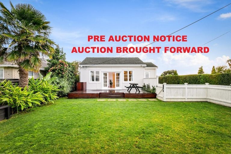 Photo of property in 28 Rewarewa Road, Te Atatu Peninsula, Auckland, 0610