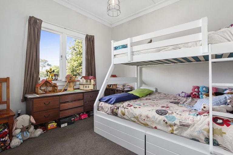 Photo of property in 4 Fruitvale Road, New Lynn, Auckland, 0600