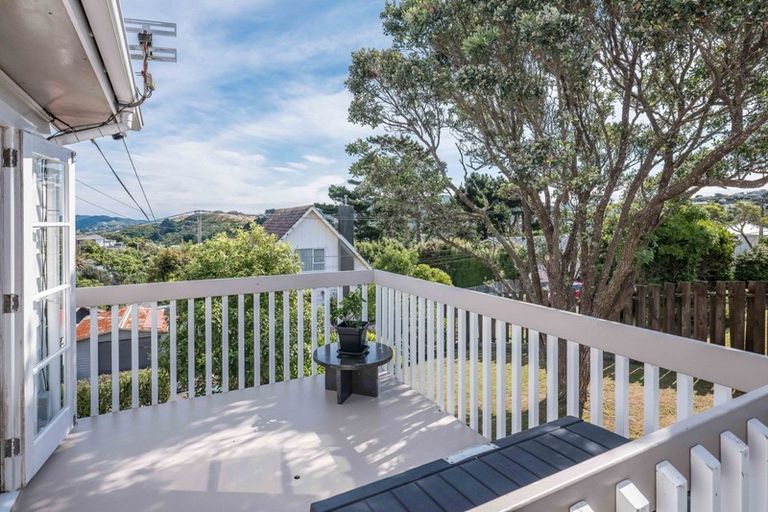 Photo of property in 4 Dunmail Way, Newlands, Wellington, 6037