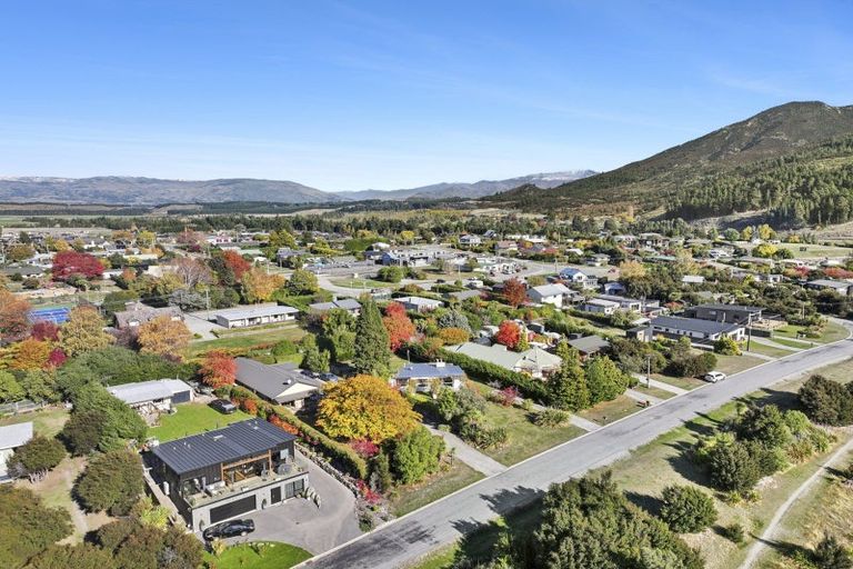 Photo of property in 32 Flora Dora Parade, Lake Hawea, Wanaka, 9382
