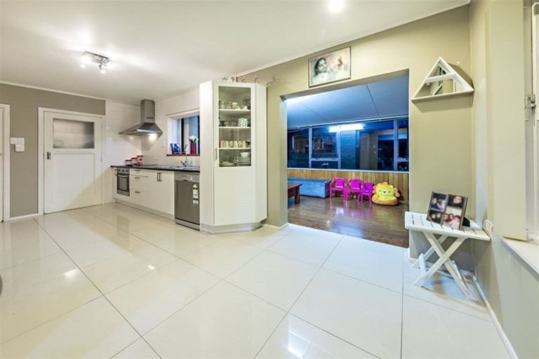 Photo of property in 49 Christmas Road, Manurewa, Auckland, 2102
