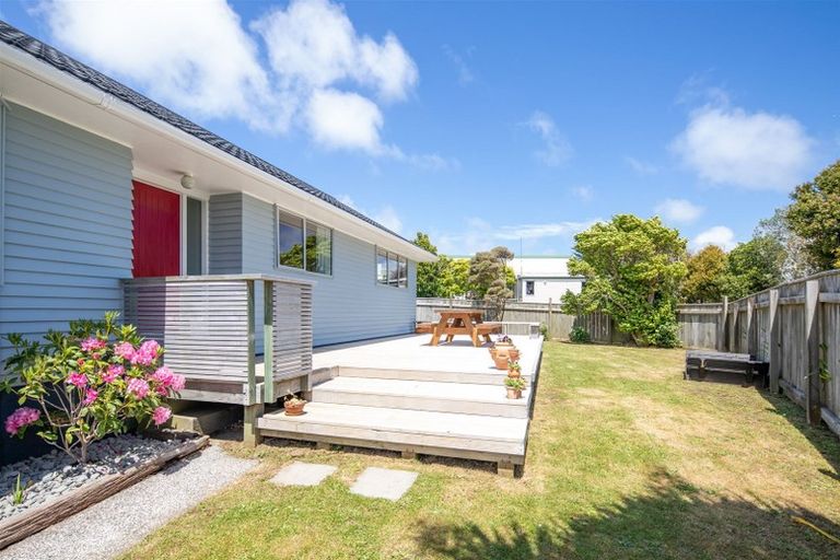 Photo of property in 3 Kingsbridge Place, Newlands, Wellington, 6037