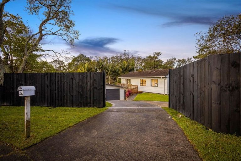 Photo of property in 5 Lowell Place, Massey, Auckland, 0614