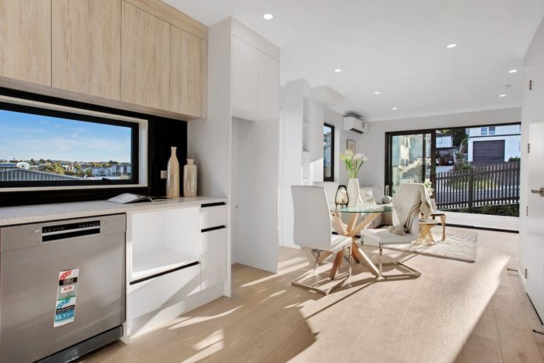 Photo of property in 15 Locket Road, Glenfield, Auckland, 0629