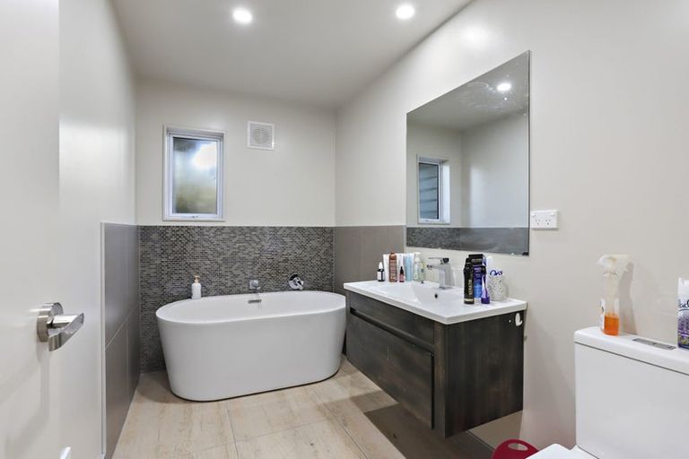 Photo of property in 40h Konini Road, Titirangi, Auckland, 0604