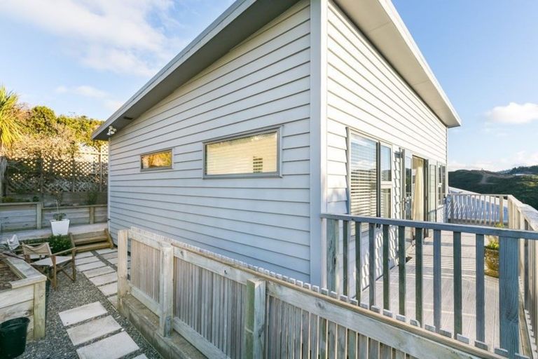 Photo of property in 19b Miles Crescent, Newlands, Wellington, 6037