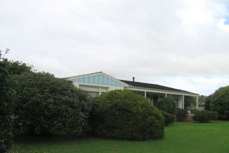 Photo of property in 2 Rossiter Street, Tawa, Wellington, 5028