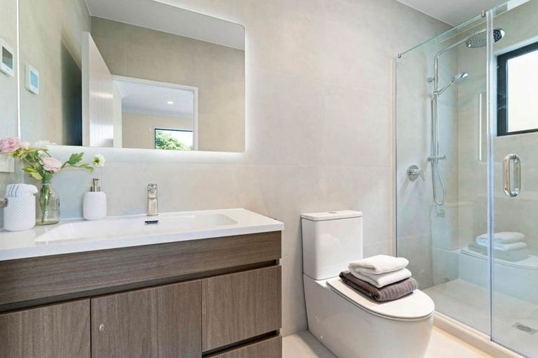 Photo of property in 35 Taipahitini Road, Rosehill, 2113