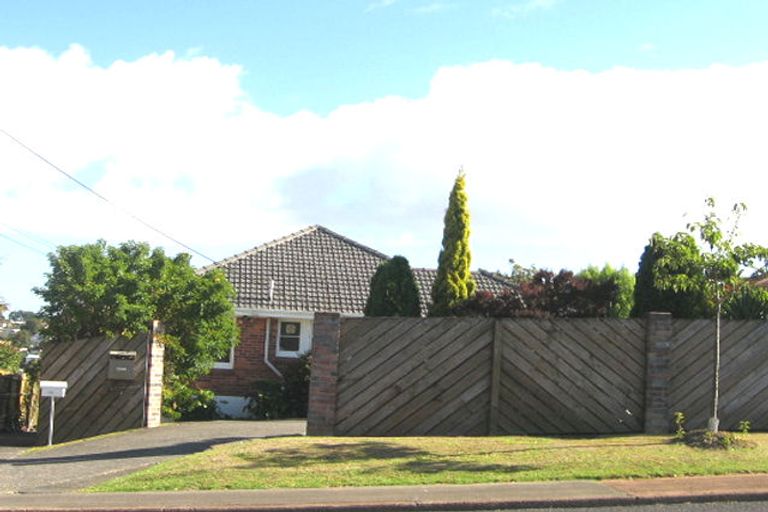 Photo of property in 1/74 Pupuke Road, Hillcrest, Auckland, 0627