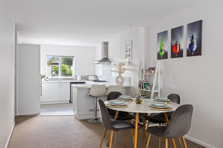 Photo of property in 8/22 Northcross Drive, Oteha, Auckland, 0632
