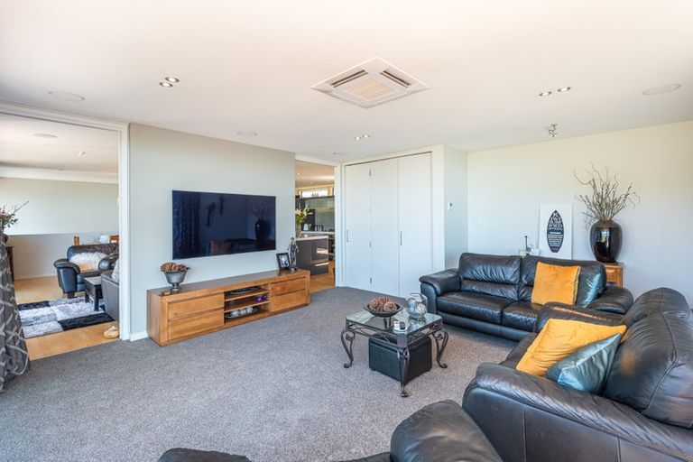 Photo of property in 6 Challenger Lane, Redcliffs, Christchurch, 8081