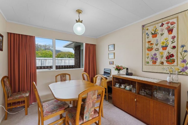 Photo of property in 11 Rewarewa Crescent, Waikanae, 5036