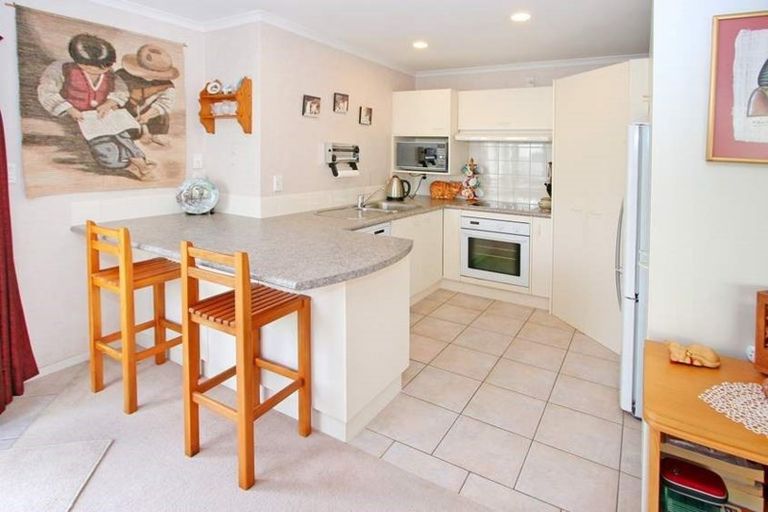 Photo of property in 44 Claremont Way, East Tamaki Heights, Auckland, 2016