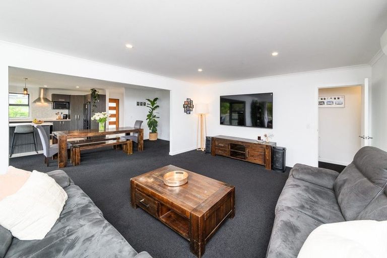 Photo of property in 33 Galea Grove, Kelvin Grove, Palmerston North, 4414