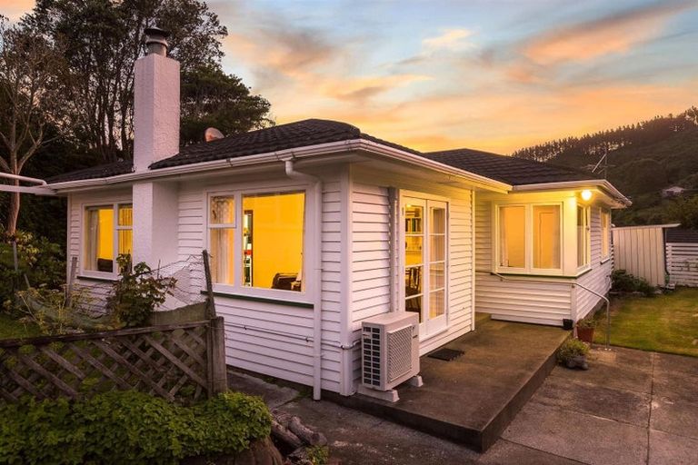 Photo of property in 41 Hampton Hill Road, Tawa, Wellington, 5028