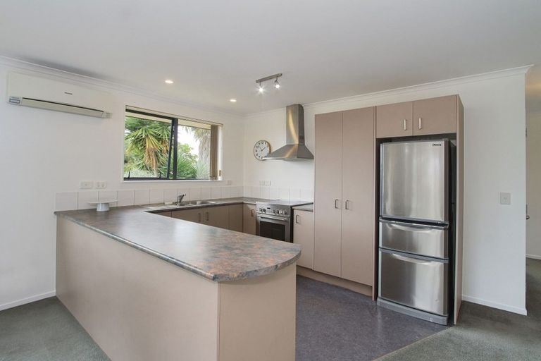 Photo of property in 2 Plumstead Rise, Glen Eden, Auckland, 0602