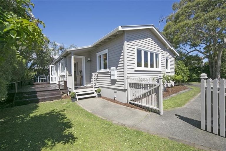 Photo of property in 4 Cleve Road, Green Bay, Auckland, 0604