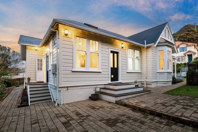 Photo of property in 2 Castlemaine Close, Karori, Wellington, 6012