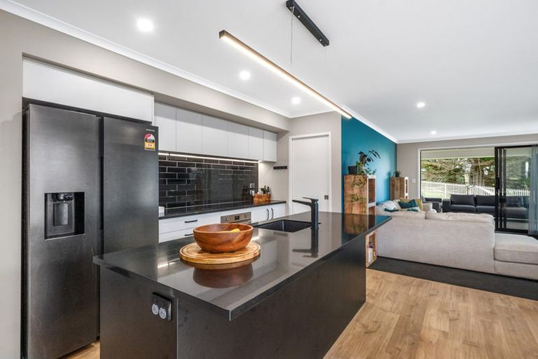 Photo of property in 19 Kawariki Road, Helensville, 0800