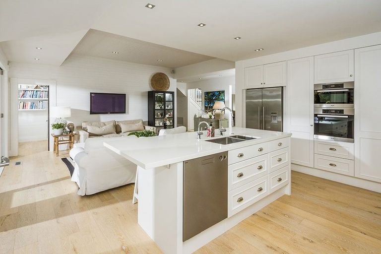 Photo of property in 10 Tiri Road, Milford, Auckland, 0620