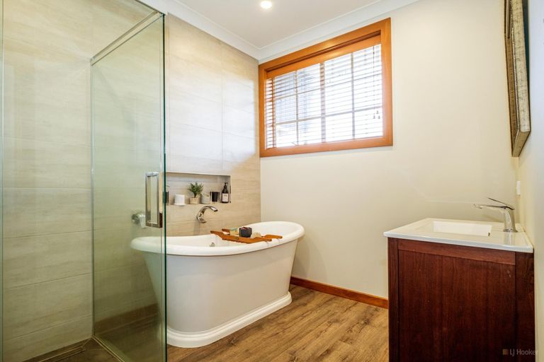 Photo of property in 72 Timaru Road, Waimate, 7924