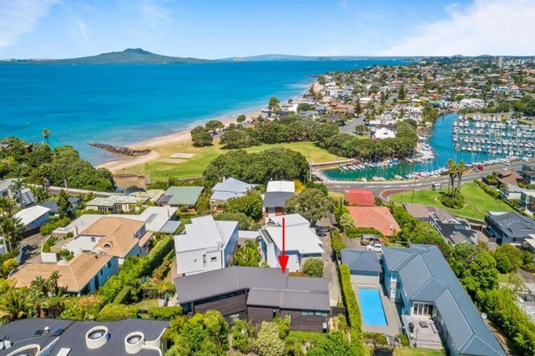 Photo of property in 4c Beach Road, Castor Bay, Auckland, 0620