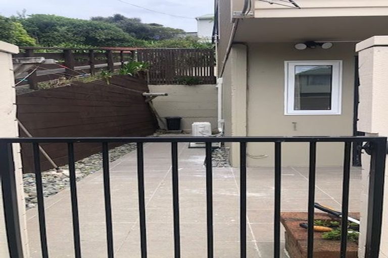 Photo of property in 20a Lyndfield Lane, Newlands, Wellington, 6037