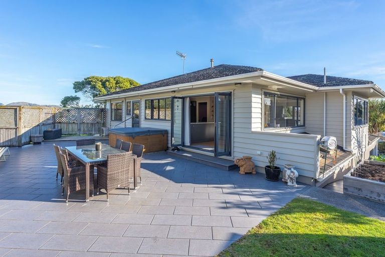 Photo of property in 14 Nugget Grove, Raumati Beach, Paraparaumu, 5032