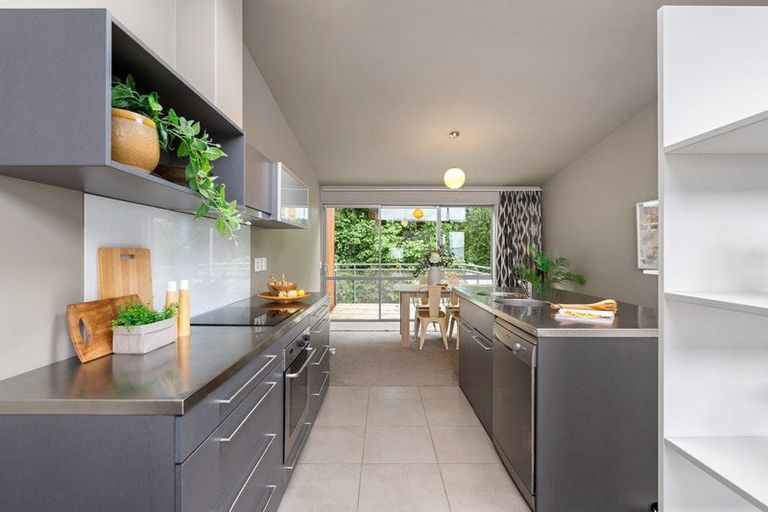 Photo of property in 16/2 Onslow Road, Khandallah, Wellington, 6035